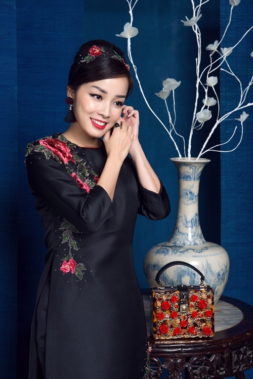Minh Hương khoe vẻ nữ tính với áo dài hoa